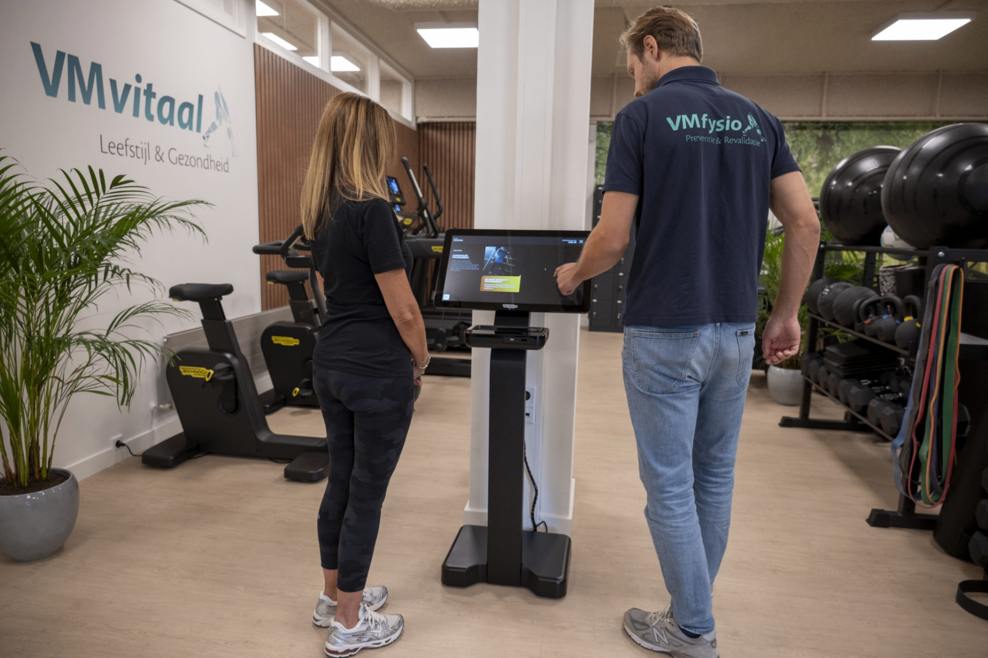 VMvitaal coach begeleidt vitaliteitscheck op Technogym kiosk